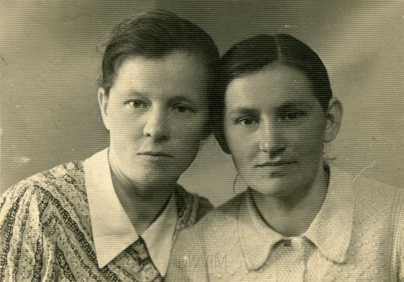 KKE 1303.jpg - Fot. Od lewej: Maria Szota (z domu Dziurdź) ze swoją siostrą Anną Lewonicz (z domu Dziurdź), Nowa Kwasówka - koło Grodna, lata 40-te XX wieku.